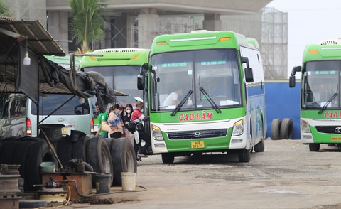 Xe khách giường nằm của nhà xe Cao Lâm đón khách sai quy định tại bãixe trên đường Võ Chí Công, phường Cát Lái, sáng 29-3 - Ảnh: MINH HÒA Xe khách giường nằm của nhà xe Cao Lâm đón khách sai quy định tại bãi xe trên đường Võ Chí Công, phường Cát Lái, sáng 29-3 - Ảnh: MINH HÒA