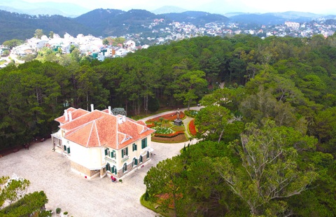Cho thuê Dinh 1 sai luật, Lâm Đồng gặp rắc rối khi thu hồi- Ảnh 2. Khuôn viên Dinh 1 có nhiều cây cổ thụ và được bao quanh bởi rừng cây - Ảnh: M.V.