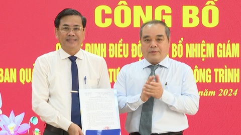 Ban Giao thông tỉnh Quảng Ngãi có giám đốc mới sau khi giám đốc cũ bị bắt- Ảnh 1. Ông Ngô Văn Dụng (trái) làm giám đốc Ban Giao thông tỉnh Quảng Ngãi - Ảnh: TĂNG THƯ