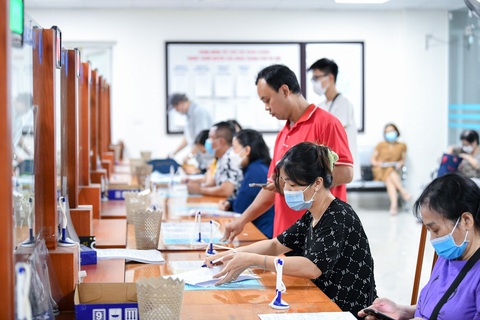 Người lao động làm thủ tục bảo hiểm xã hội tại Bảo hiểm xã hội quận Ba Đình, Hà Nội - Ảnh: NAM TRẦN Người lao động làm thủ tục bảo hiểm xã hội tại Bảo hiểm xã hội quận Ba Đình, Hà Nội - Ảnh: NAM TRẦN