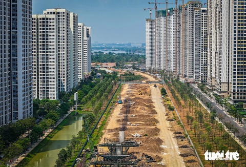 Vành đai 3 TP.HCM đang thiếu cát đắp nền, UBND TP.HCM kiến nghị gỡ vướng- Ảnh 1. Vành đai 3 đoạn qua khu Vinhomes Grand Park, TP Thủ Đức nhìn từ trên cao. Hiện tại, ở giữa công trường là phần cầu cạn, hai bên là đường song hành đã dần thành hình - Ảnh: ĐỨC PHÚ
