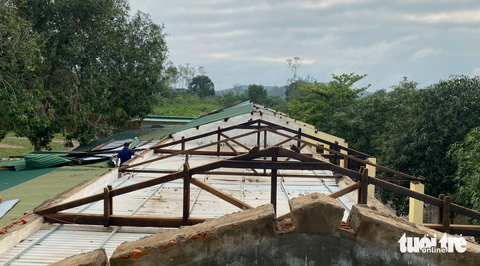 Xảy ra mưa đá và lốc xoáy nhiều nơi ở Nghệ An- Ảnh 1. Mái tôn nhiều phòng học tại Trường THCS Tào Sơn, huyện Anh Sơn, Nghệ An bị lốc thổi bay - Ảnh: TÂM PHẠM