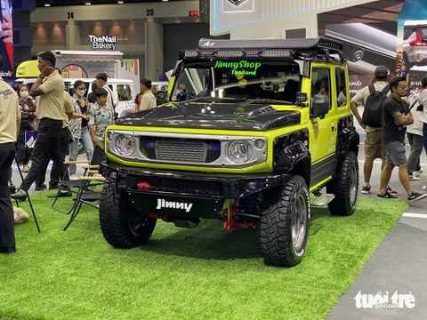 Suzuki Jimny độ cá tính riêng, thoát bóng 'tiểu G-Class', nhiều đồ chơi cho dân phượt- Ảnh 1. Chiếc Suzuki Jimny này độ theo phong cách xe chuyên off-road với ngoại hình hầm hố hơn rất nhiều so với nguyên bản.