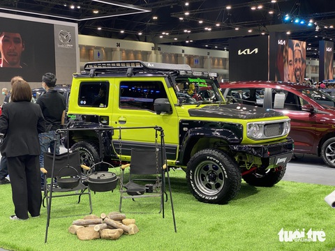 Suzuki Jimny độ cá tính riêng, thoát bóng 'tiểu G-Class', nhiều đồ chơi cho dân phượt- Ảnh 2. Cản trước và cản sau cao hơn, tạo góc tới và góc thoát lớn hơn. Xe được nâng cao gầm nhờ bộ giảm xóc Ohlins.