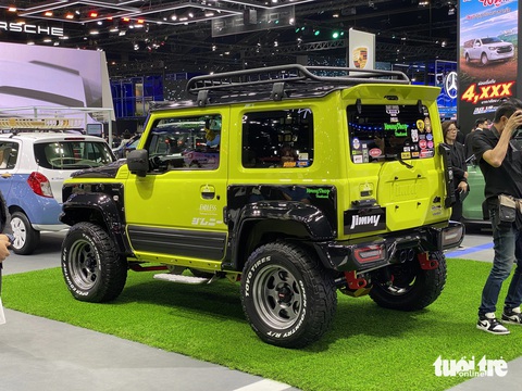 Suzuki Jimny độ cá tính riêng, thoát bóng 'tiểu G-Class', nhiều đồ chơi cho dân phượt- Ảnh 3. Bên hông là những tấm ốp hốc bánh mở rộng. Đuôi gió giúp chiếc xe trông cá tính hơn. Bánh dự phòng phía sau đã được tháo ra.