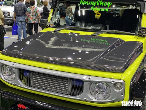 Suzuki Jimny độ cá tính riêng, thoát bóng 'tiểu G-Class', nhiều đồ chơi cho dân phượt- Ảnh 4. Xe sở hữu nhiều chi tiết nổi bật. Nắp ca-pô độ làm từ sợi carbon. Lưới tản nhiệt cũng được độ lại. Két nước được đưa sát ra ngoài.