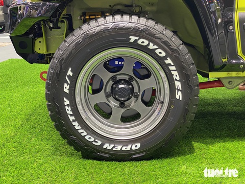 Suzuki Jimny độ cá tính riêng, thoát bóng 'tiểu G-Class', nhiều đồ chơi cho dân phượt- Ảnh 5. Bộ mâm 16inch lõm vào trong, đi kèm lốp địa hình bản rộng 285/70R16.