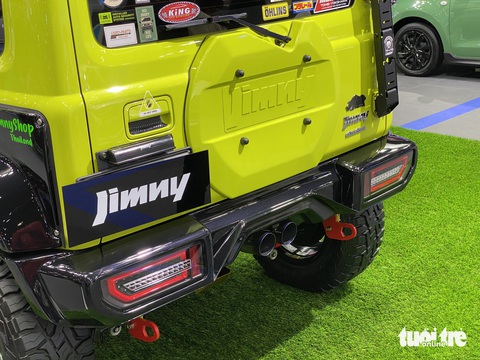 Suzuki Jimny độ cá tính riêng, thoát bóng 'tiểu G-Class', nhiều đồ chơi cho dân phượt- Ảnh 6. Đèn hậu độ lại giao diện LED. Ống xả cũng được độ lại.