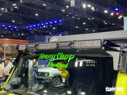 Suzuki Jimny độ cá tính riêng, thoát bóng 'tiểu G-Class', nhiều đồ chơi cho dân phượt- Ảnh 8. Xe độ thêm khá nhiều đèn trợ sáng. Dải đèn LED trên nóc của IPF đến từ Nhật có công suất 210QW. Hai đèn trợ sáng ở cột A cũng đến từ thương hiệu IPF.