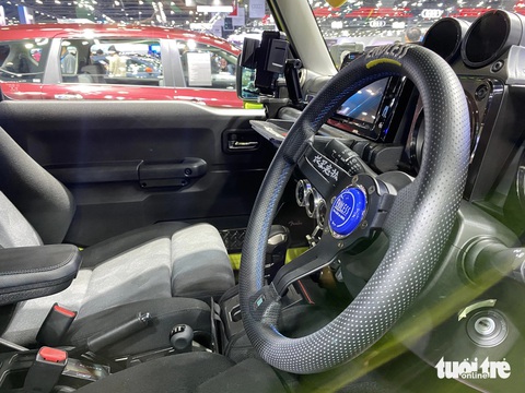 Suzuki Jimny độ cá tính riêng, thoát bóng 'tiểu G-Class', nhiều đồ chơi cho dân phượt- Ảnh 9. Nội thất được chỉnh sửa khá nhiều. Vô-lăng 3 chấu kiểu xe đua của hãng Endless. Ghế xe là loại đua của Recaro.