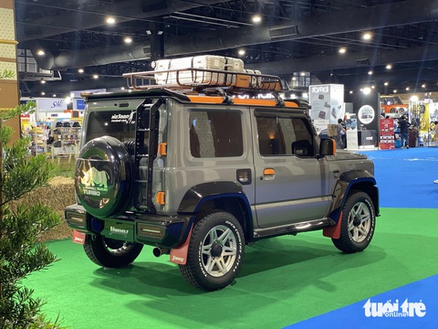 Suzuki Jimny độ cá tính riêng, thoát bóng 'tiểu G-Class', nhiều đồ chơi cho dân phượt- Ảnh 12. Bản độ lấy cảm hứng từ Mercedes-AMG G 63, tuy nhiên chỉ có một vài chi tiết nhỏ giống như cản trước, ốp hông, cánh gió hay đèn hậu, còn lại vẫn cho cá tính khác.