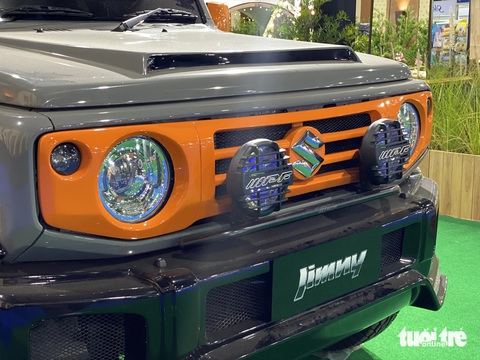 Suzuki Jimny độ cá tính riêng, thoát bóng 'tiểu G-Class', nhiều đồ chơi cho dân phượt- Ảnh 13. Cản trước, chắn bùn, nóc và tay nắm cửa đều dùng màu cam. Nắp ca-pô là loại thay thế với phần nhô lên giả hốc gió. Phía trước lưới tản nhiệt lắp thêm 2 đèn trợ sáng từ IPF.