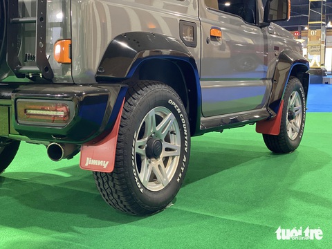 Suzuki Jimny độ cá tính riêng, thoát bóng 'tiểu G-Class', nhiều đồ chơi cho dân phượt- Ảnh 14. Bộ mâm 6 chấu 16inch được độ lại, đi kèm lốp đa địa hình 215/70R16. Xe được bổ sung ốp che bánh dự phòng ở phía sau. Nguyên bản, xe được để lộ bánh.