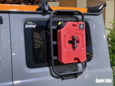 Suzuki Jimny độ cá tính riêng, thoát bóng 'tiểu G-Class', nhiều đồ chơi cho dân phượt- Ảnh 16. Hông xe có một bình xăng phụ của RotopaX với dung tích 3,8 lít. Bình xăng nguyên bản có dung tích 40 lít.
