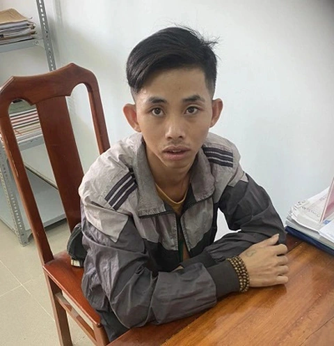 Nam bảo vệ dụ bé gái 14 tuổi đi chơi rồi xâm hại tình dục- Ảnh 1. Nguyễn Hoàng Tuấn tại cơ quan công an - Ảnh: Công an Trà Vinh