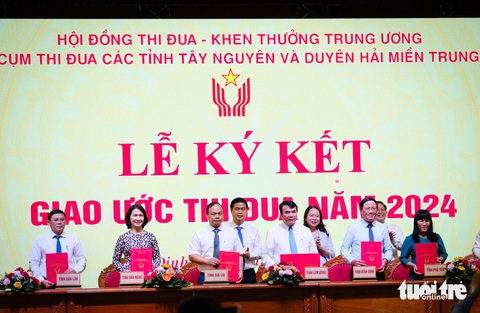Việt Nam đứng thứ 35 trong nhóm 40 nền kinh tế lớn nhất thế giới- Ảnh 3. Lãnh đạo các tỉnh miền Trung - Tây Nguyên ký kết giao ước thi đua năm 2024 - Ảnh: TẤN LỰC
