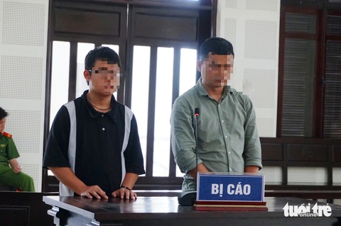 Thanh niên không có bằng lái xe, đi ẩu, vượt đèn đỏ khiến du khách nước ngoài tử vong- Ảnh 1. Hai bị cáo tại phiên tòa - Ảnh: ĐOÀN CƯỜNG