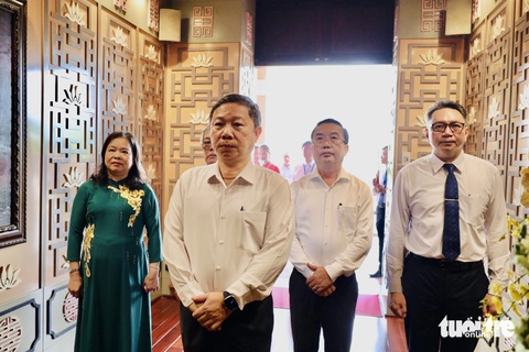Phó chủ tịch UBND TP.HCM Dương Anh Đức tưởng nhớ chủ tịch nước Tôn Đức Thắng - Ảnh: Bảo tàng Tôn Đức Thắng Phó chủ tịch UBND TP.HCM Dương Anh Đức tưởng nhớ Chủ tịch nước Tôn Đức Thắng - Ảnh: Bảo tàng Tôn Đức Thắng