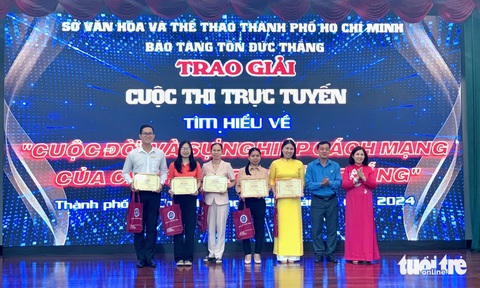 Trao giải cuộc thi tìm hiểu về cuộc đời và sự nghiệp của Bác Tôn - Ảnh: HOÀI PHƯƠNG Trao giải cuộc thi tìm hiểu về cuộc đời và sự nghiệp của Bác Tôn - Ảnh: HOÀI PHƯƠNG