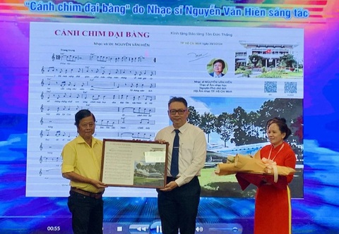 Nhạc sĩ Nguyễn Văn Hiên tặng ca khúc Cánh chim đại bàng cho Bảo tàng Tôn Đức Thắng - Ảnh: HOÀI PHƯƠNG Nhạc sĩ Nguyễn Văn Hiên (trái) tặng ca khúc Cánh chim đại bàng cho Bảo tàng Tôn Đức Thắng - Ảnh: HOÀI PHƯƠNG