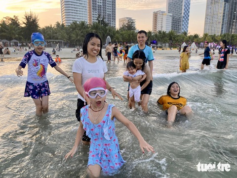 Du lịch Đà Nẵng tung gói kích cầu 10.000 vé miễn phí, ưu đãi- Ảnh 2. Các hoạt động thu hút du khách sẽ được liên tục tổ chức ở Đà Nẵng trong năm 2024 - Ảnh: TRƯỜNG TRUNG