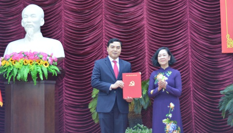 Nhận tuyệt đối phiếu bầu, ông Nguyễn Hoài Anh được bầu bí thư Tỉnh ủy Bình Thuận- Ảnh 1. Bà Trương Thị Mai - thường trực Ban Bí thư, trưởng Ban Tổ chức Trung ương - đã trao quyết định cho ông Nguyễn Hoài Anh - Ảnh: ĐỨC TRONG