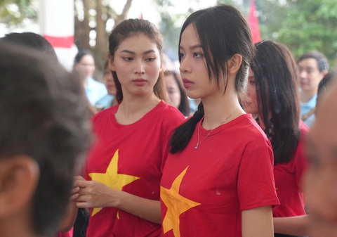 Hoa hậu Việt Nam 2022 Huỳnh Thị Thanh Thủy vô cùng xúc động khi tham dự lễ tri ân, thả hoa tưởng niệm những người dũng cảm chiến đấu, hy sinh tạo nên huyền thoại Vũng Rô lịch sử - Ảnh: Ban tổ chức cung cấp Hoa hậu Việt Nam 2022 Huỳnh Thị Thanh Thủy vô cùng xúc động khi tham dự lễ tri ân, thả hoa tưởng niệm những người dũng cảm chiến đấu, hy sinh tạo nên huyền thoại Vũng Rô lịch sử - Ảnh: Ban tổ chức cung cấp