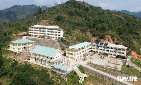 Xây trường 63 tỉ nằm cheo leo trên đồi, học sinh không thể học vì sợ... lở núi- Ảnh 1. Trường THPT Võ Chí Công - Ảnh: LÊ TRUNG