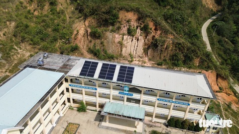Xây trường 63 tỉ nằm cheo leo trên đồi, học sinh không thể học vì sợ... lở núi- Ảnh 3. Nhìn từ trên cao những vết nứt ở ngọn đồi đe dọa ngôi trường, vì vậy học sinh phải đến điểm trường khác học để đảm bảo an toàn - Ảnh: LÊ TRUNG