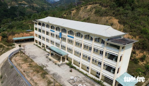 Xây trường 63 tỉ nằm cheo leo trên đồi, học sinh không thể học vì sợ... lở núi- Ảnh 4. Khu nhà nội trú cũng nằm cạnh quả đồi - Ảnh: LÊ TRUNG