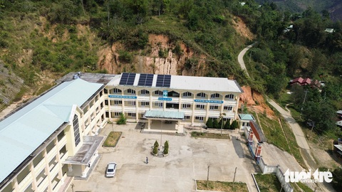 Xây trường 63 tỉ nằm cheo leo trên đồi, học sinh không thể học vì sợ... lở núi- Ảnh 6. Trường được xây dựng khang trang nhưng học sinh phải đến trường khác học nhờ bởi sạt lở núi - Ảnh: LÊ TRUNG