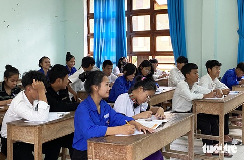 Xây trường 63 tỉ nằm cheo leo trên đồi, học sinh không thể học vì sợ... lở núi- Ảnh 7. Từ năm 2020 đến nay học sinh phải học nhờ ở điểm trường khác - Ảnh: LÊ TRUNG