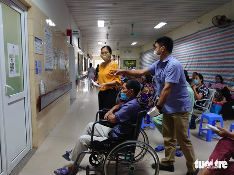 Hà Nội thông qua mức giá dịch vụ khám, chữa bệnh không thuộc phạm vi thanh toán của bảo hiểm y tế- Ảnh 1. Người dân chờ thăm khám tại một bệnh viện ở Hà Nội - Ảnh: NAM TRẦN