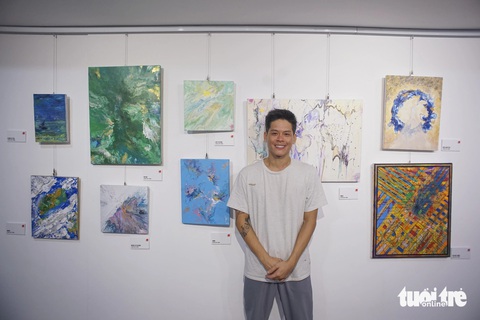 Bạn thường làm gì khi cần được ‘chữa lành’?- Ảnh 7. John Huy Trần bên các bức vẽ của mình trong hành trình chống trầm cảm