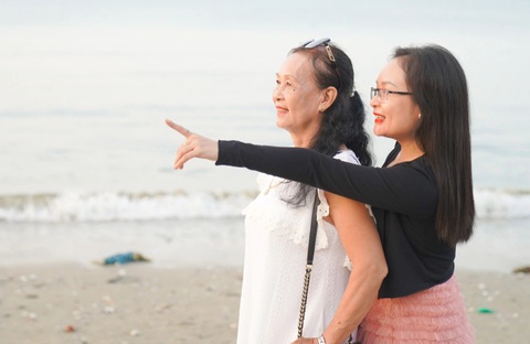 Con gái tặng nhẫn cưới cho ba mẹ sau 42 năm kết hôn- Ảnh 2. Hai mẹ con Diệu Hằng tham gia ngày gia đình do công ty của chị tổ chức - Ảnh: NVCC
