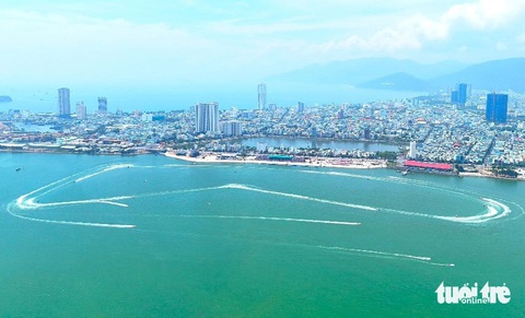 Cận cảnh cuộc đua thuyền máy quốc tế tại Quy Nhơn- Ảnh 4. Những chiếc thuyền máy vẽ nên nhiều đường cong rất đẹp - Ảnh: DŨNG NHÂN