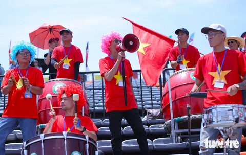 Trên khán đài, khán giả Quy Nhơn cũng cháy hết mình với các tay đua - Ảnh: LÂM THIÊN Trên khán đài, khán giả Quy Nhơn cũng cháy hết mình với các tay đua - Ảnh: LÂM THIÊN