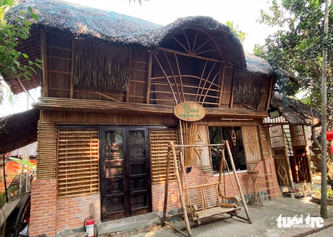 Bất ngờ những sản phẩm tinh xảo trong ngôi nhà tre độc nhất vô nhị ở Hội An- Ảnh 1. Ngôi nhà làm chỗ ở cho cả gia đình ông Võ Tấn Tân cũng được làm từ tre, lá dừa - Ảnh: B.D.