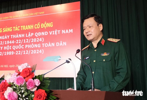 Tổng cục Chính trị Quân đội nhân dân Việt Nam phát động sáng tác tranh cổ động về quân đội- Ảnh 1. Trung tướng Nguyễn Văn Đức - cục trưởng Cục Tuyên huấn, Tổng cục Chính trị Quân đội nhân dân Việt Nam - cho biết cuộc vận động sáng tác tranh cổ động nhằm quy tụ đông đảo các họa sĩ Việt Nam sáng tác về đề tài lực lượng vũ trang và chiến tranh cách mạng - Ảnh: HÀ THANH