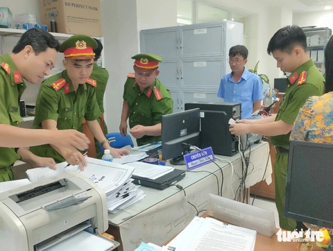 Bắt giam 2 cán bộ liên quan sai phạm đất đai tại TP Long Xuyên- Ảnh 1. Cơ quan điều tra khám xét nơi làm việc, bắt giam hai cán bộ liên quan sai phạm đất đai tại TP Long Xuyên - Ảnh: MINH KHANG