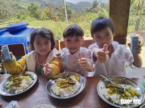 Kết nối trên mạng xã hội có thể đem lại điều kỳ diệu- Ảnh 1. Thông qua mạng xã hội, những bữa cơm có thịt đến nhiều hơn với những đứa trẻ vùng cao - Ảnh: B.N.