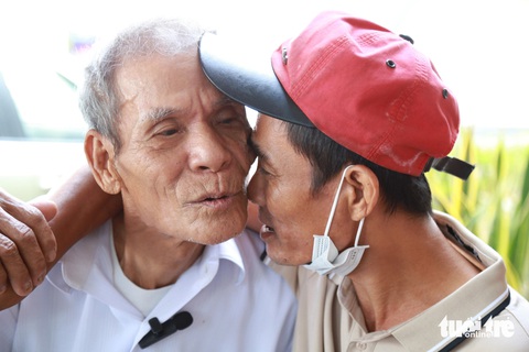 Kết nối trên mạng xã hội có thể đem lại điều kỳ diệu- Ảnh 3. Nếu không có mạng xã hội, chàng khờ lưu lạc 18 năm nơi xứ người sẽ không có cơ hội trở về gặp lại người cha già - Ảnh: ĐOÀN NHẠN