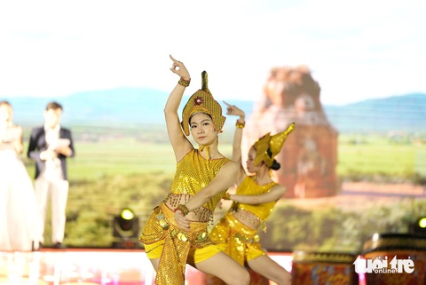 Màn biểu diễn múa Chăm khiến nhiều người dân và du khách vô cùng thích thú trong đêm Canaval tại Quy Nhơn - Ảnh: DŨNG NHÂN Màn biểu diễn múa Chăm khiến nhiều người dân và du khách vô cùng thích thú trong đêm Canival tại Quy Nhơn - Ảnh: DŨNG NHÂN