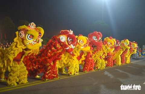Những chú lân chào khán giả - Ảnh: LÂM THIÊN Những chú lân rộn rã chào khán giả. Theo UBND TP Quy Nhơn, chương trình "Quy Nhơn rực rỡ sắc màu" là sự kiện kích cầu du lịch, cụ thể hóa mục tiêu phát triển kinh tế biển, trọng tâm đẩy mạnh dịch vụ, du lịch biển TP Quy Nhơn đến năm 2025 trở thành điểm đến thú vị, thu hút khách du lịch trong và ngoài nước - Ảnh: LÂM THIÊN
