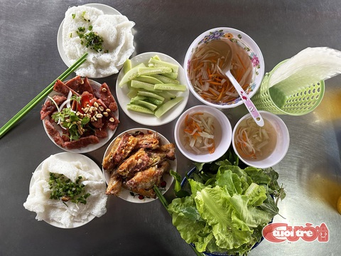 Cánh đồng lúa đang 'hot' nhất ở Việt Nam- Ảnh 4. Bánh hỏi An Nhứt là điểm đến quen thuộc của thực khách gần xa. (Ảnh: VŨ NGUYỄN)