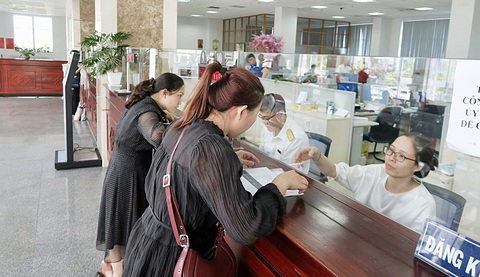 Người dân và doanh nghiệp làm thủ tục tại Cục Thuế TP.HCM - Ảnh: T.T.D. Người dân và doanh nghiệp làm thủ tục tại Cục Thuế TP.HCM - Ảnh: T.T.D.