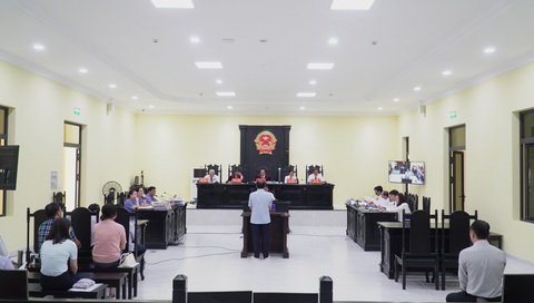Lừa UBND tỉnh Cà Mau, ông Tô Công Lý bị đề nghị phạt tù 12 đến 13 năm- Ảnh 1. Quang cảnh phiên tòa xử các bị cáo trong vụ án lừa đảo chiếm đoạt tài sản - Ảnh: THANH HUYỀN