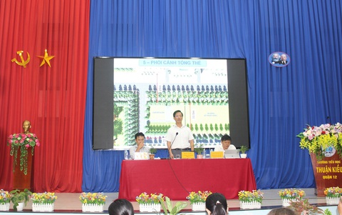 Qua 5 buổi đối thoại, dân quận 12 vẫn chưa thống nhất dự án trạm xử lý nước thải- Ảnh 3. Phó chủ tịch UBND quận 12 trả lời ý kiến người dân - Ảnh: D.H.