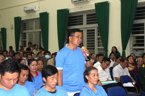 Qua 5 buổi đối thoại, dân quận 12 vẫn chưa thống nhất dự án trạm xử lý nước thải- Ảnh 1. Cư dân chung cư Tín Phong chia sẻ tại buổi đối thoại - Ảnh: CẨM NƯƠNG