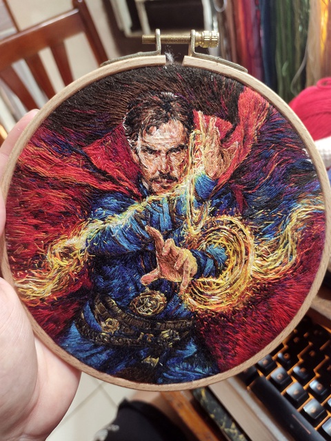 Chán văn phòng, chàng trai ở nhà thêu tranh và cái kết bất ngờ- Ảnh 1. Nhân vật Doctor Strange sống động trong bức tranh thêu - Ảnh: NVCC